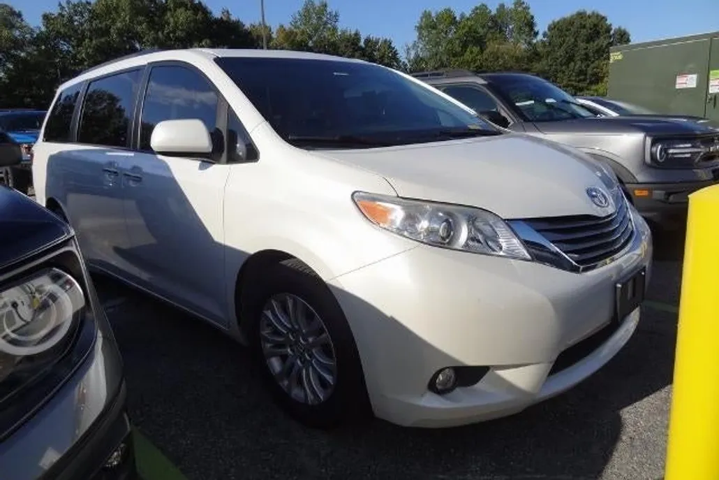 2015 Toyota Sienna L photo 1