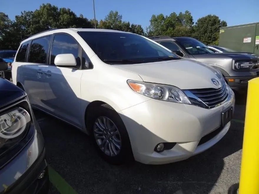 2015 Toyota Sienna L photo 1