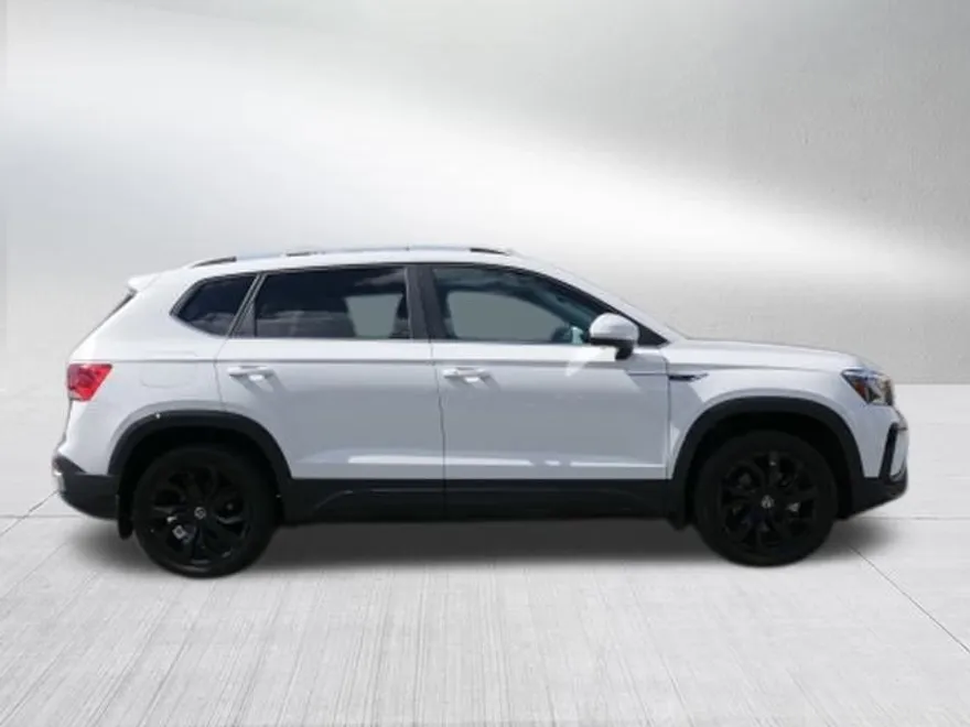 2023 Volkswagen Taos SE photo 1