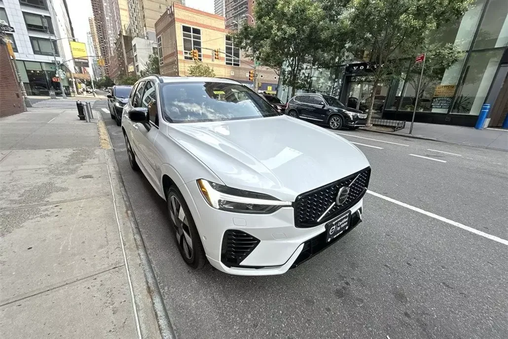 2024 Volvo XC60 Recharge Hybrid T8 Plus photo 1