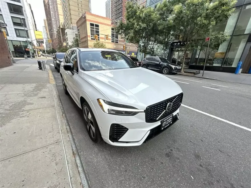 2024 Volvo XC60 Recharge Hybrid T8 Plus photo 1