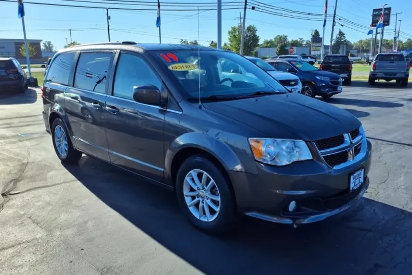 2019 Dodge Grand Caravan SXT photo 1