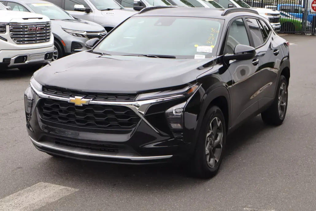 2024 Chevrolet Trax LT photo 1