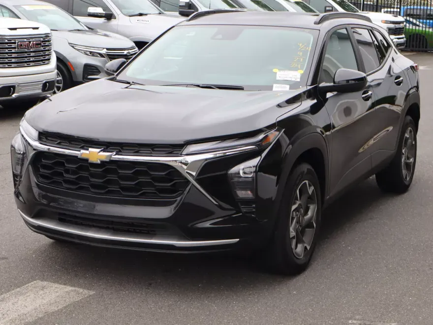2024 Chevrolet Trax LT photo 1