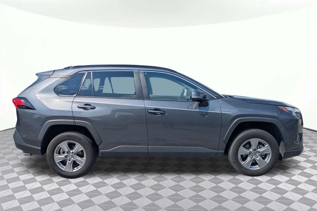 2023 Toyota RAV4 XLE photo 1