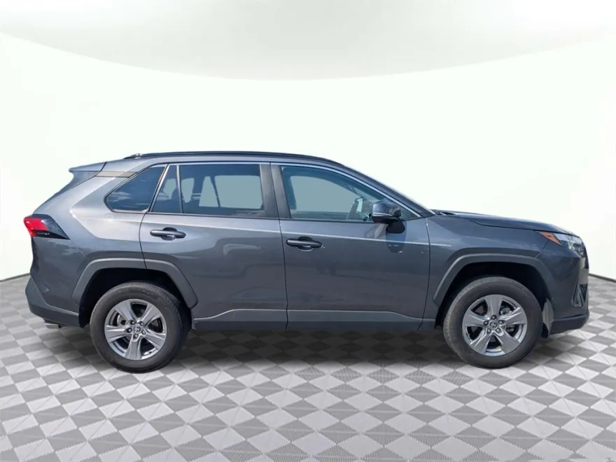 2023 Toyota RAV4 XLE photo 1