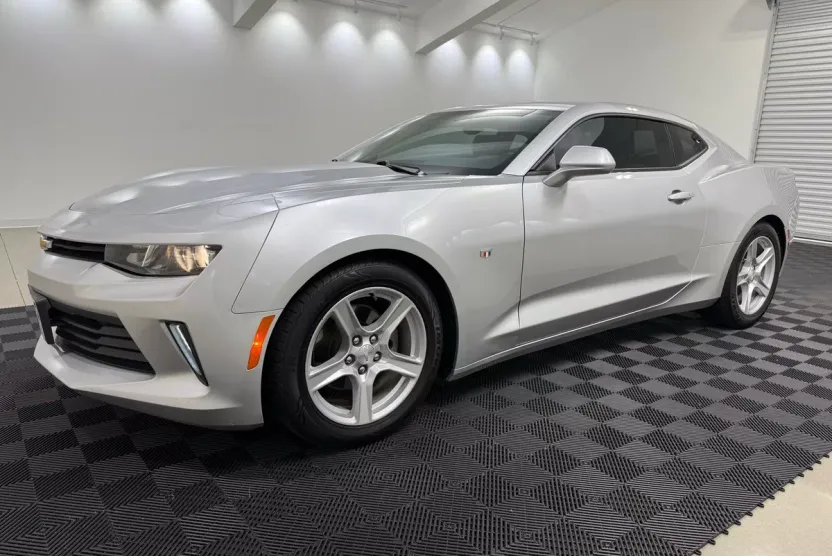 2018 Chevrolet Camaro 2LT photo 1