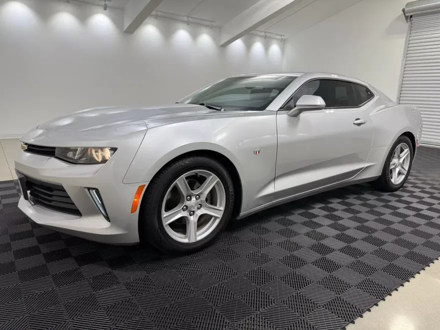 2018 Chevrolet Camaro 2LT photo 1