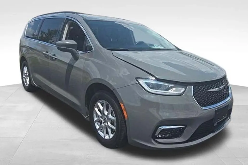 2022 Chrysler Pacifica Touring L photo 1