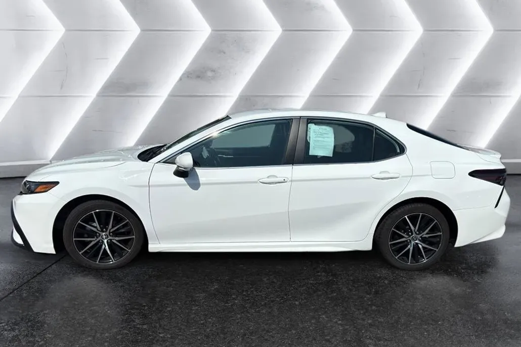 2023 Toyota Camry SE photo 1