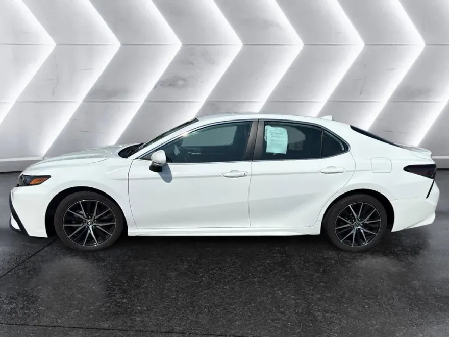 2023 Toyota Camry SE photo 1