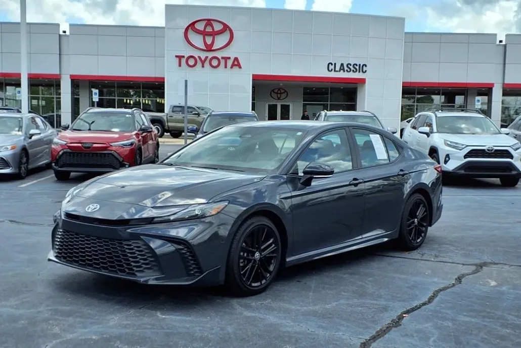 2025 Toyota Camry SE photo 1