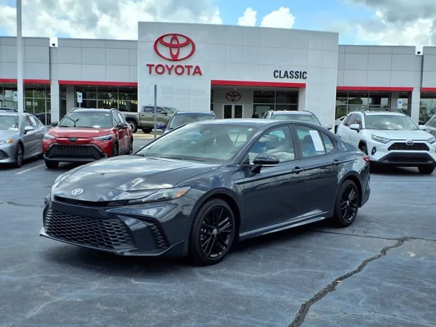 2025 Toyota Camry SE photo 1