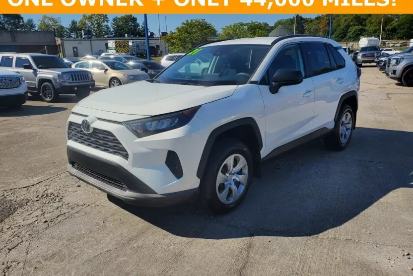 2021 Toyota RAV4 LE photo 1