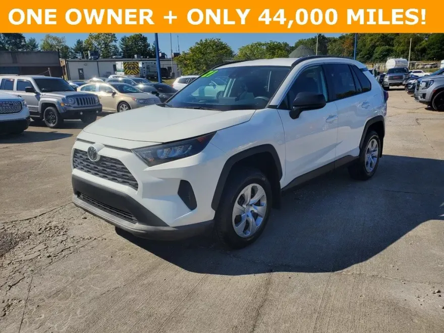 2021 Toyota RAV4 LE photo 1