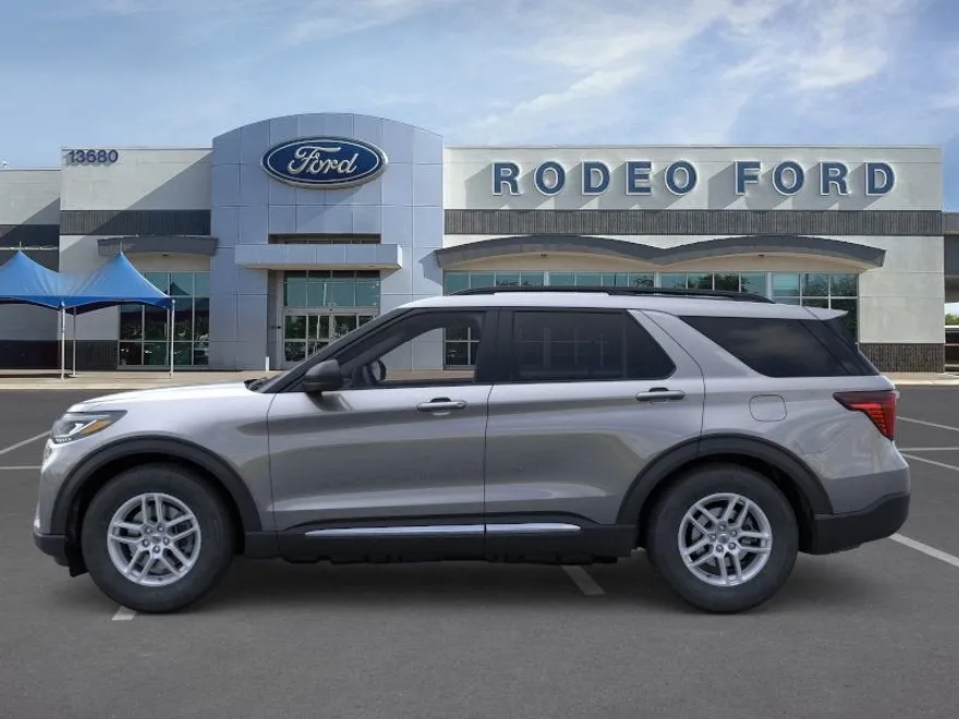 2025 Ford Explorer photo 1