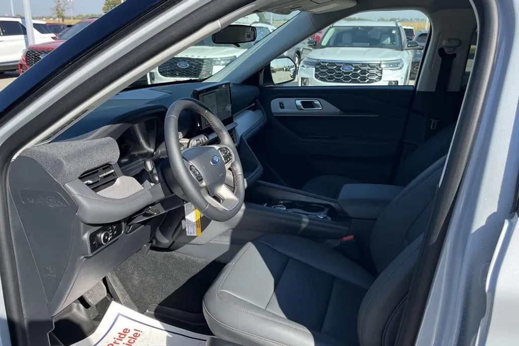 2025 Ford Explorer photo 1