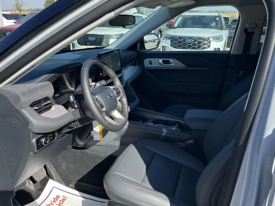 2025 Ford Explorer photo 1