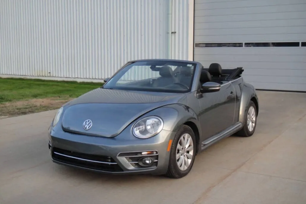 2017 Volkswagen Beetle Convertible 1.8T SEL photo 1
