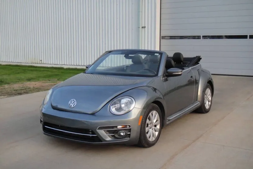 2017 Volkswagen Beetle Convertible 1.8T SEL photo 1
