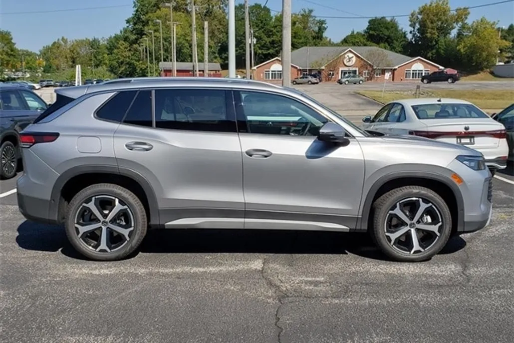 2025 Volkswagen Tiguan SE photo 1