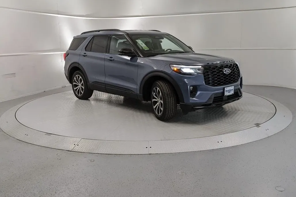2025 Ford Explorer ST-Line photo 1
