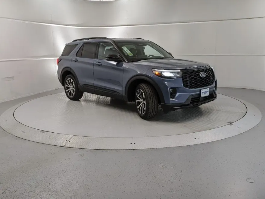 2025 Ford Explorer ST-Line photo 1