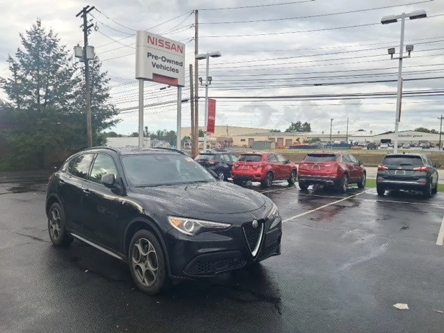 2022 Alfa Romeo Stelvio Ti photo 2