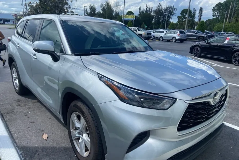 2023 Toyota Highlander L photo 1