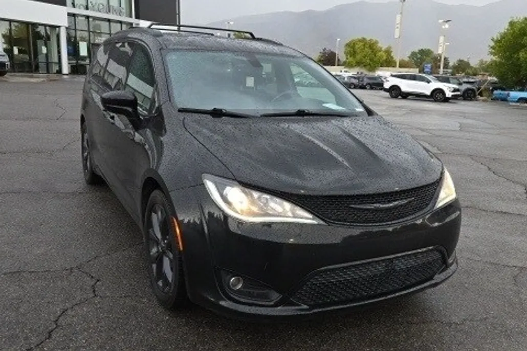 2019 Chrysler Pacifica Touring L photo 1