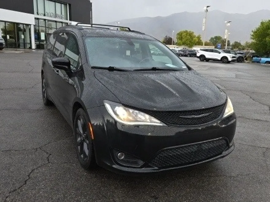 2019 Chrysler Pacifica Touring L photo 1