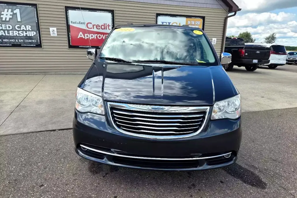 2014 Chrysler Town & Country photo 1