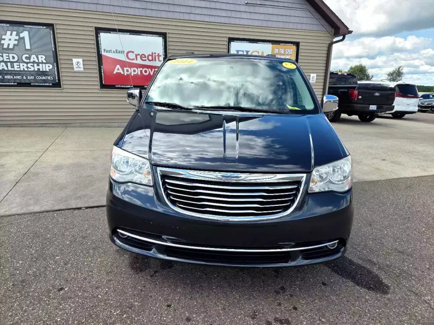 2014 Chrysler Town & Country photo 1