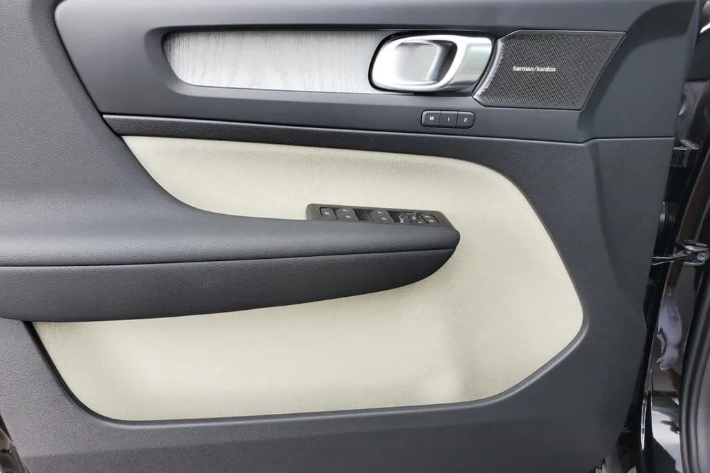 2026 Volvo XC40 Plus photo 1