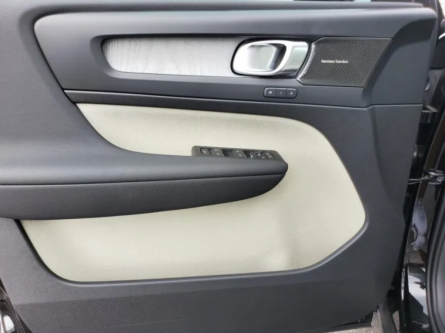 2026 Volvo XC40 Plus photo 1