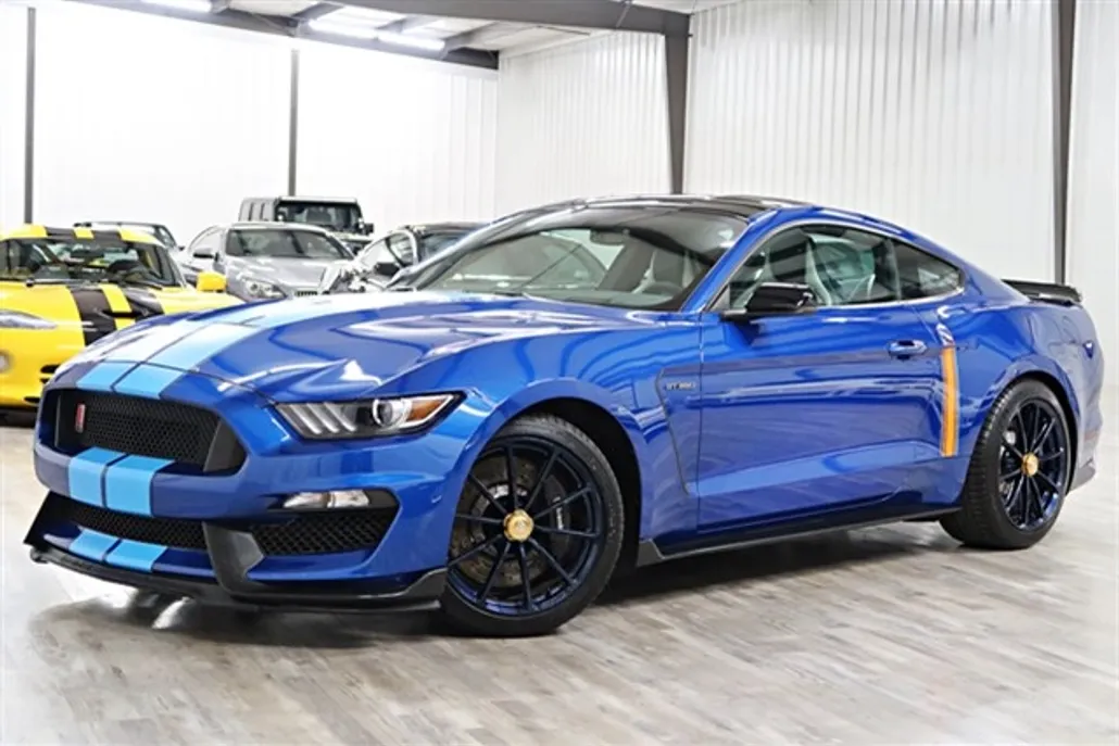 2018 Ford Mustang photo 1