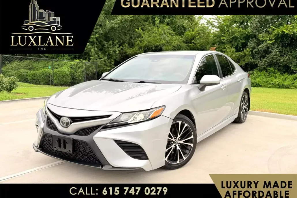 2020 Toyota Camry SE photo 1