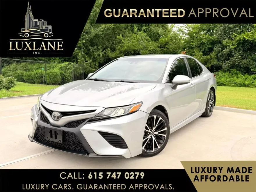 2020 Toyota Camry SE photo 1