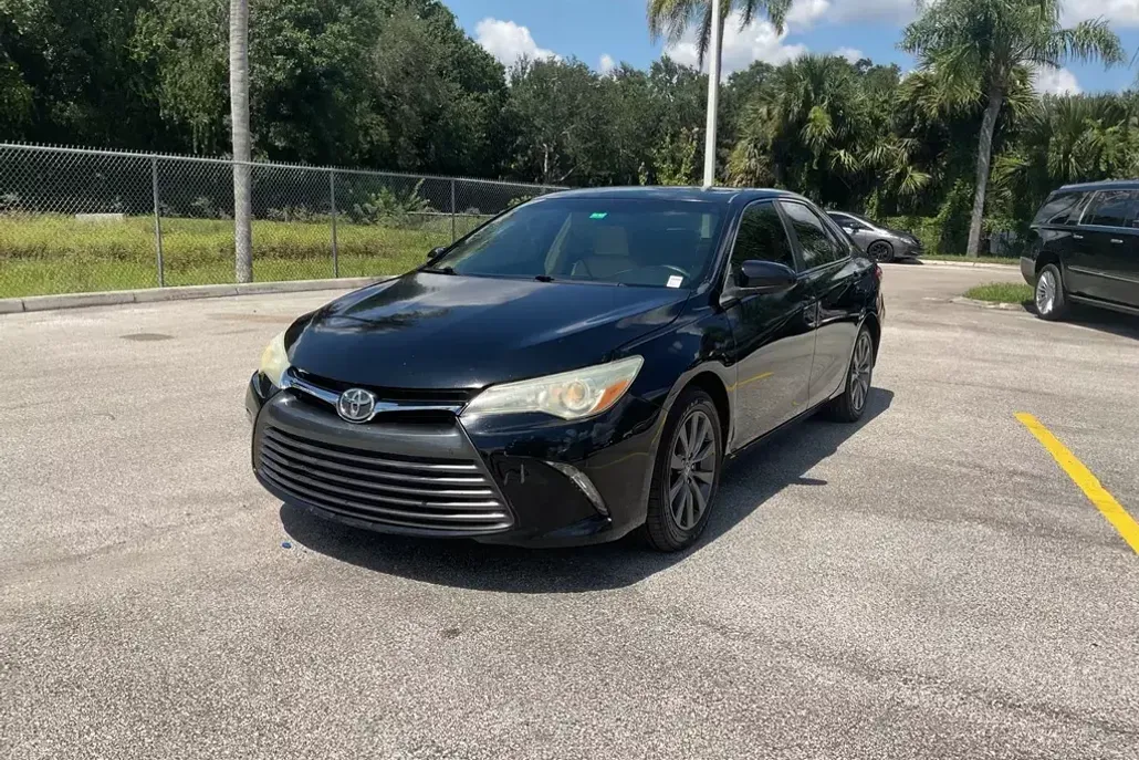 2016 Toyota Camry XLE photo 1