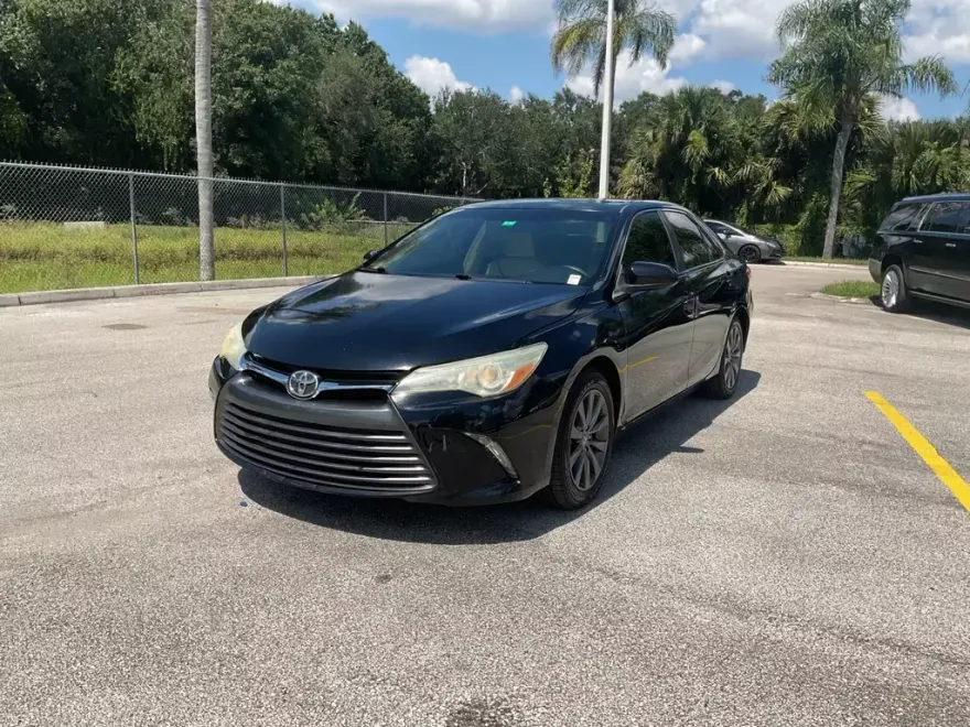 2016 Toyota Camry XLE photo 1
