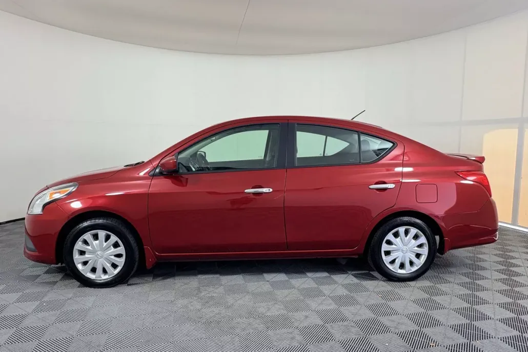 2015 Nissan Versa SV Sedan photo 1