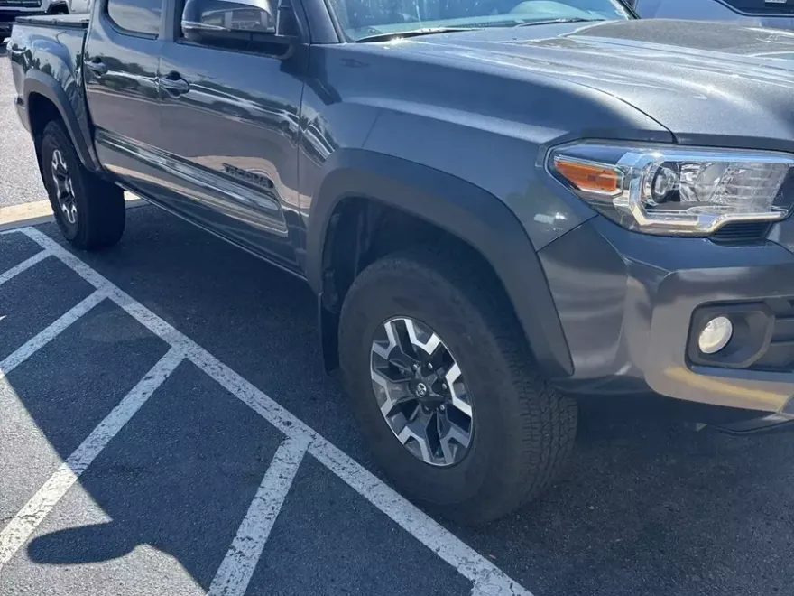 2022 Toyota Tacoma TRD Off-Road V6 photo 1