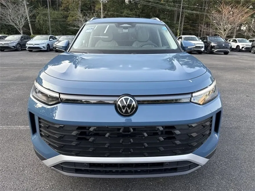 2025 Volkswagen Tiguan SE photo 1