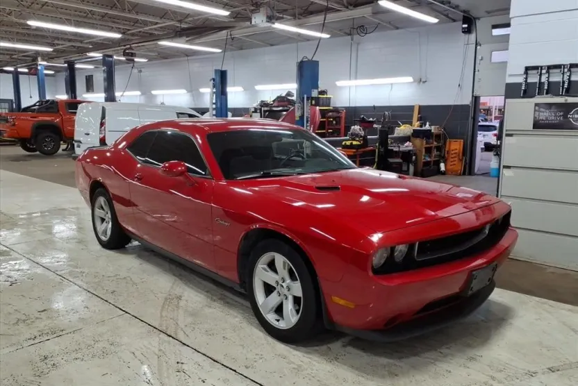 2013 Dodge Challenger SXT photo 1