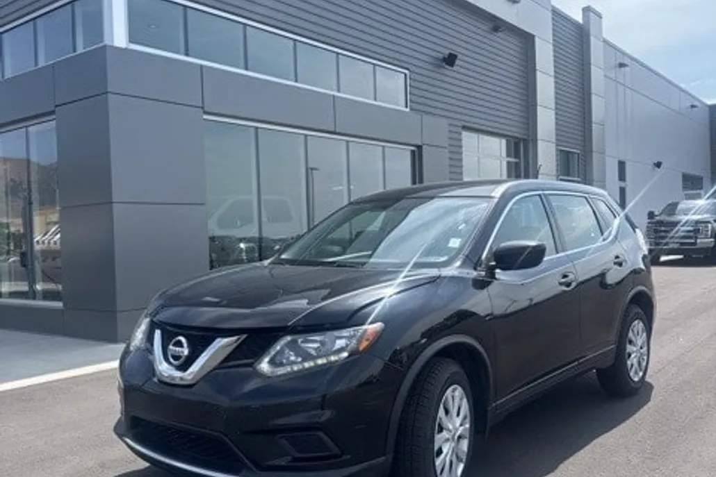 2016 Nissan Rogue SV photo 1