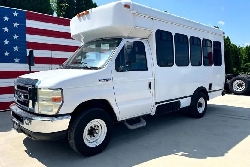 2008 Ford E-350 photo 1