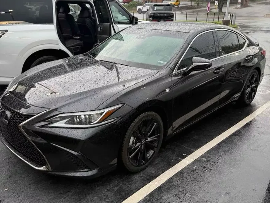 2022 Lexus ES 300h F SPORT photo 1