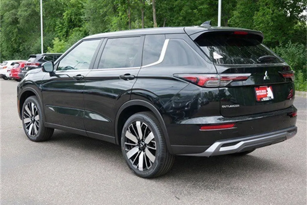 2025 Mitsubishi Outlander SE photo 1