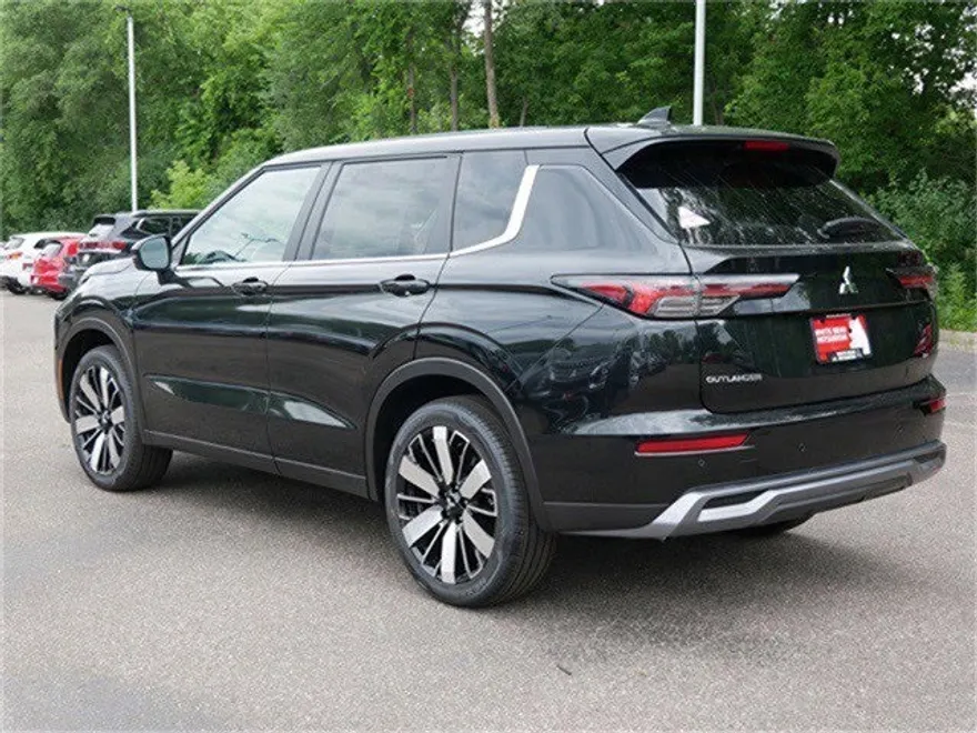 2025 Mitsubishi Outlander SE photo 1