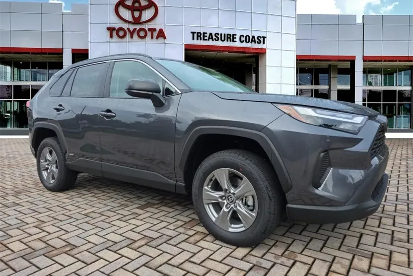 2025 Toyota RAV4 Hybrid LE photo 1